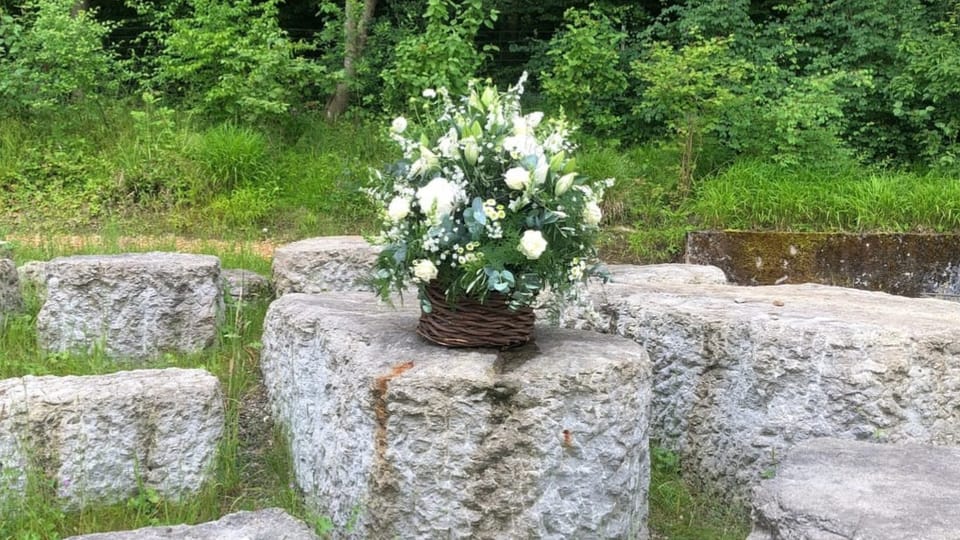 Ehrengrab mit Blumengedeck