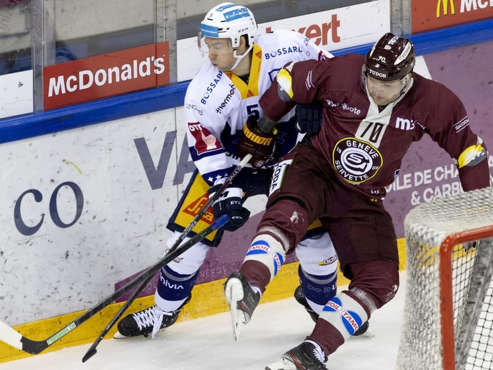 Hartikainen und Djoos im Zweikampf.