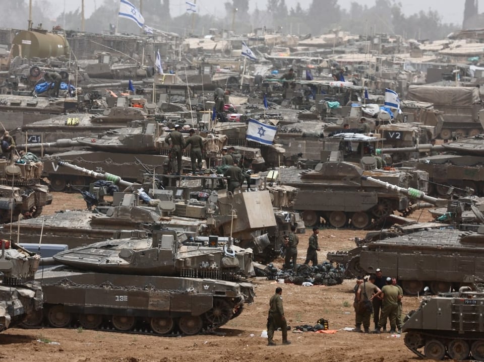 Militärbasis mit Panzern und Soldaten.