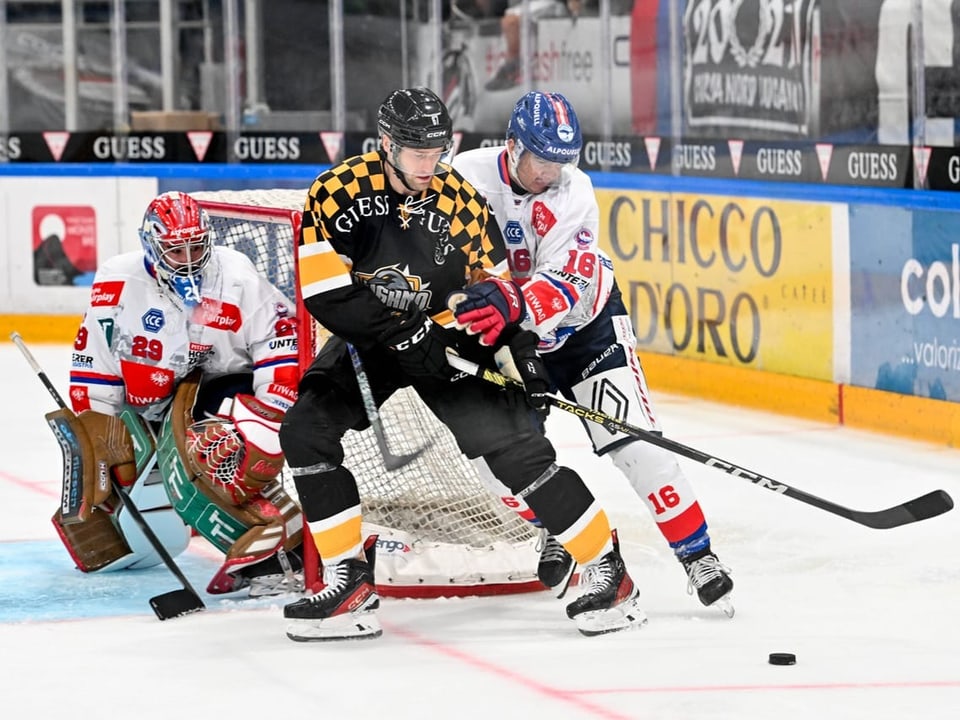 Eishockeyspieler im Spiel vor dem Tor.