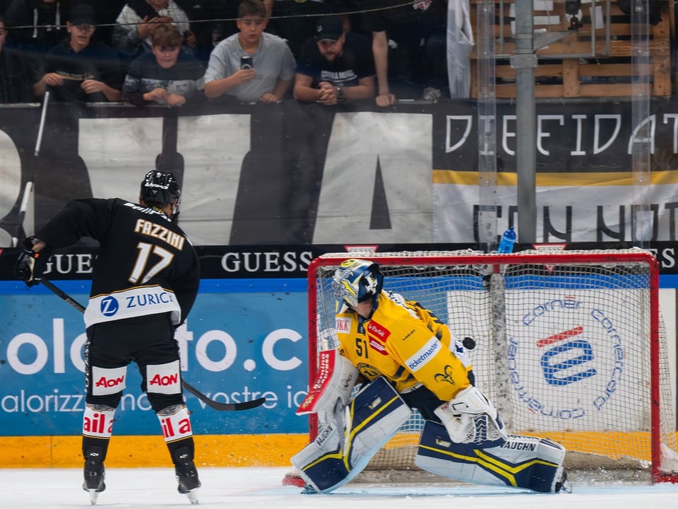 Eishockeyspiel mit Spieler vor dem Torhüter.