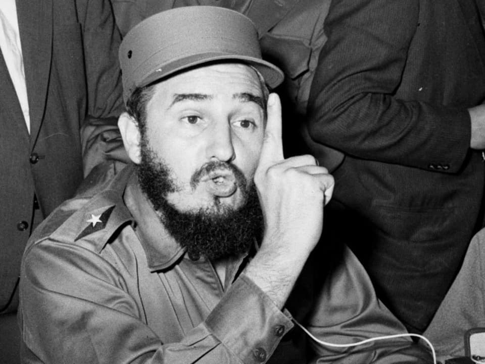 Fidel Castro in Schwarzweiss, der ermahnend einen Finger erhebt.
