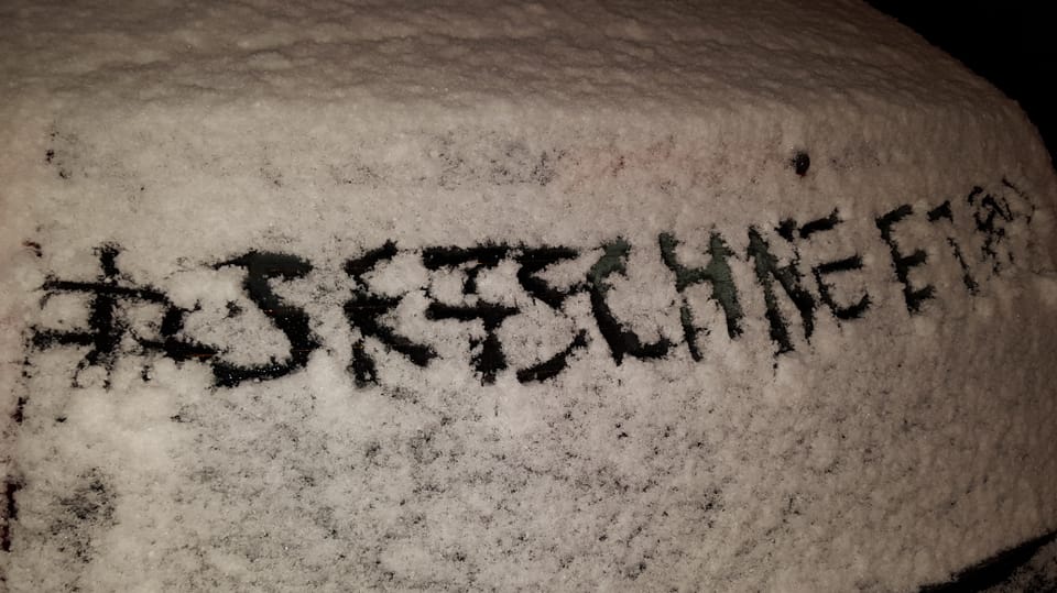 #SRFSchneeTipp in den Schnee geschrieben.