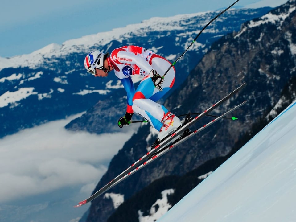 Carlo Janka fährt in Vollmontur die Skipiste hinab.