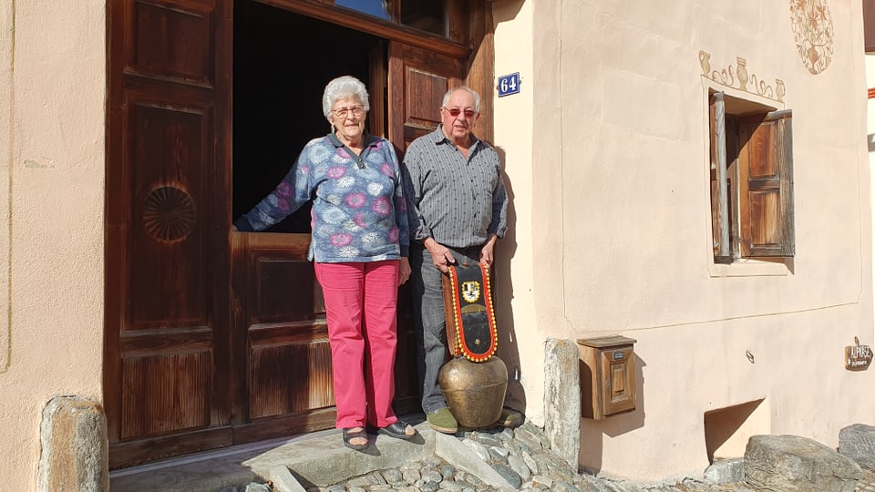 Maria Pinggera e Josef Barbüda avant lur porta chasa a Guarda. 