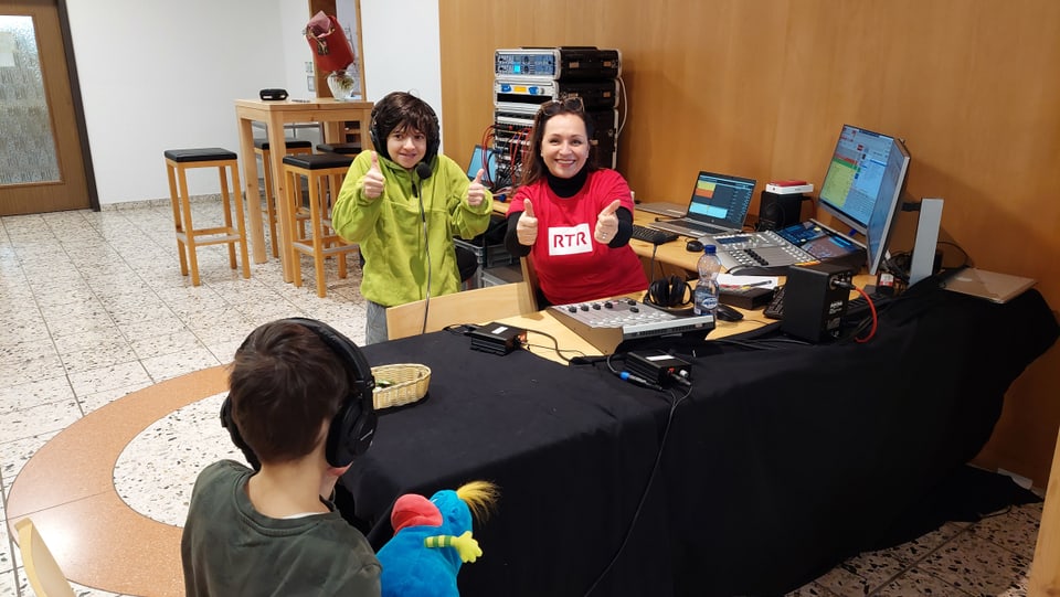 Moderatura Gaby Degonda cun in uffant da la chasa. Els fans il polesch ensi