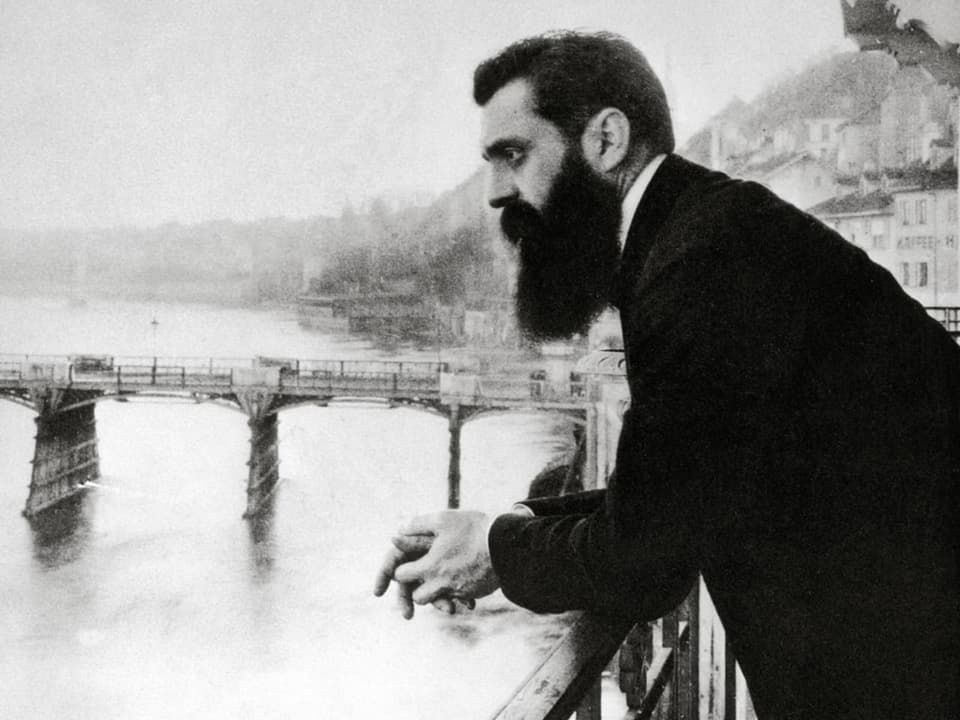 Theodor Herzl blickt aus seinem Zimmer im Hotel Drei König auf den Rhein.