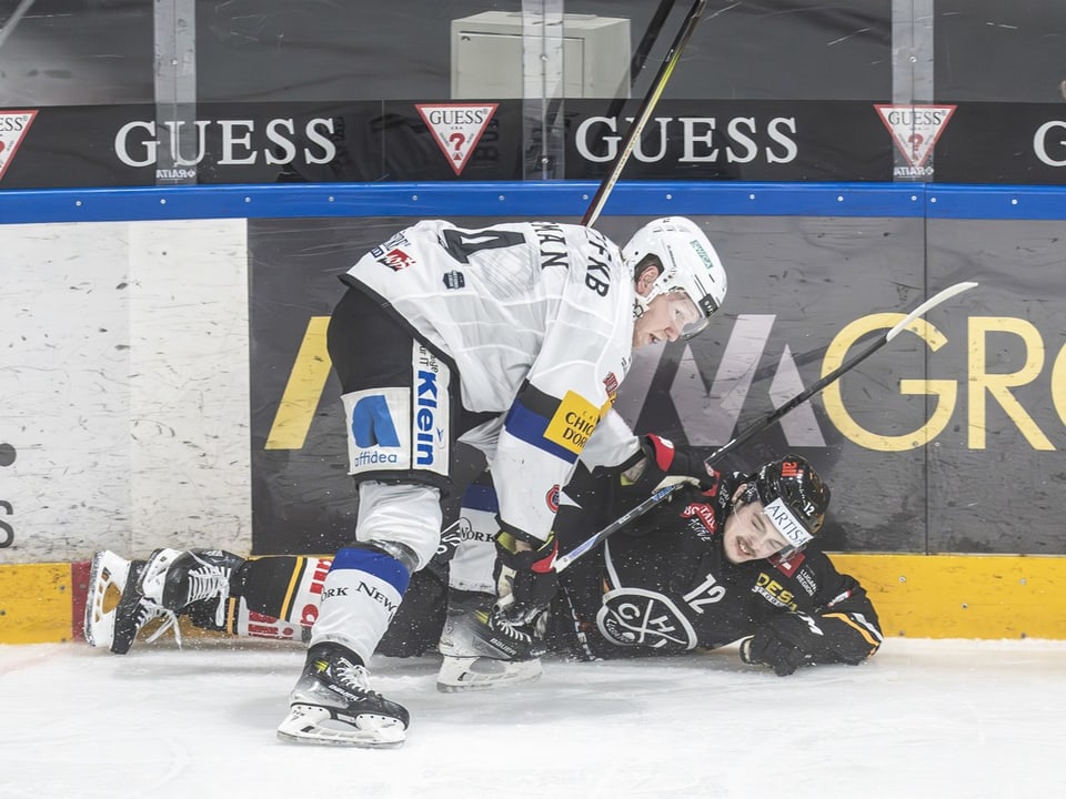 Andreas Borgman im Zweikampf mit Aleksi Peltonen.