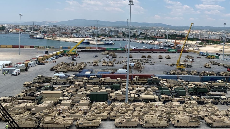 Panzer und Militärlastwagen sind an den Hafendocks parkiert.