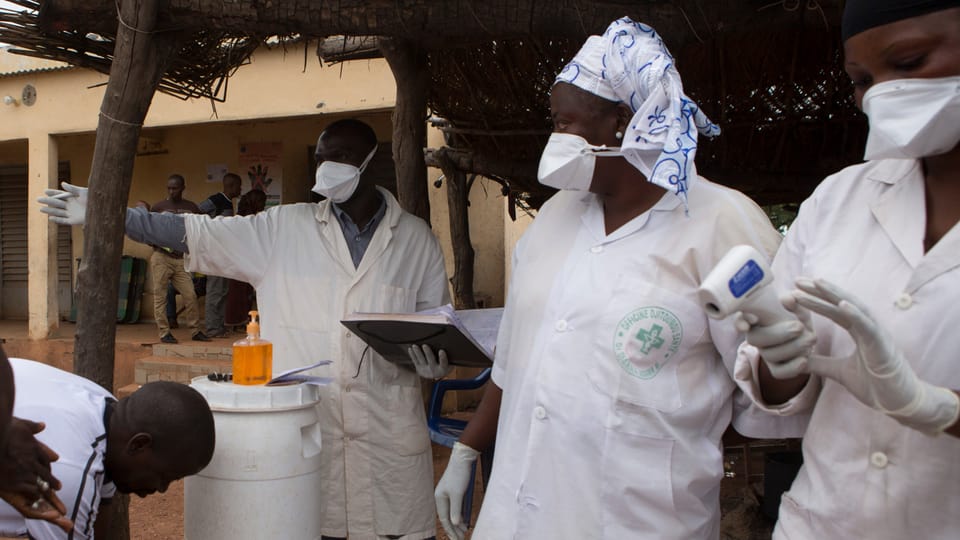 Sicherheitsvorkerungen in Mali: Reisenden aus Guinea wird die Temperatur gemessen. 