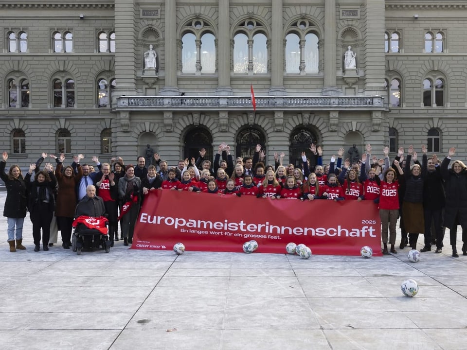 Parlamentarierinnen und Fussballerinnen posieren auf dem Bundesplatz.