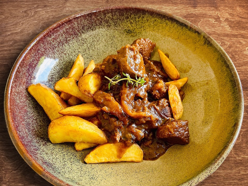 Stoofvlees – in Bier geschmortes Rindfleisch serviert mit Pommes frites.