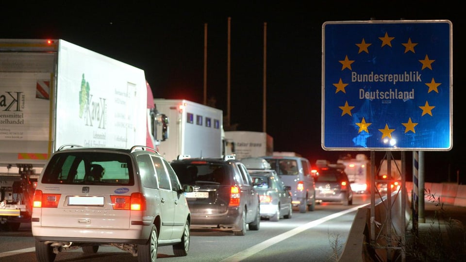 Autos vor der Grenze.