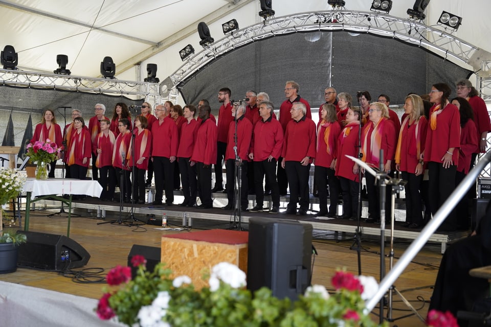 Der Gospelchor Dübendorf singt im Festzelt.