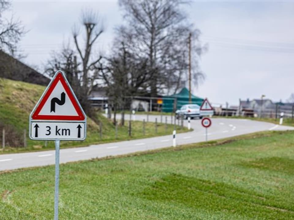 Die kurvenreiche Strasse nach Berg am Irchel im Kanton Zürich.