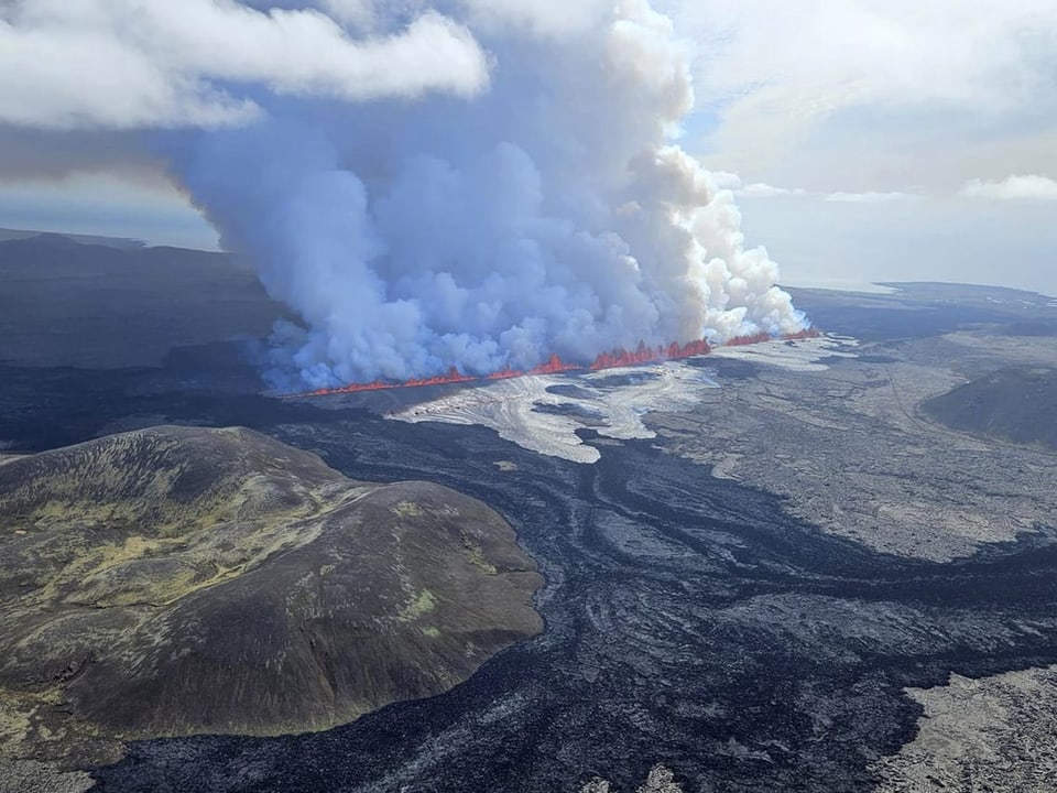 Blick von oben auf die Reihe von Eruptionen.