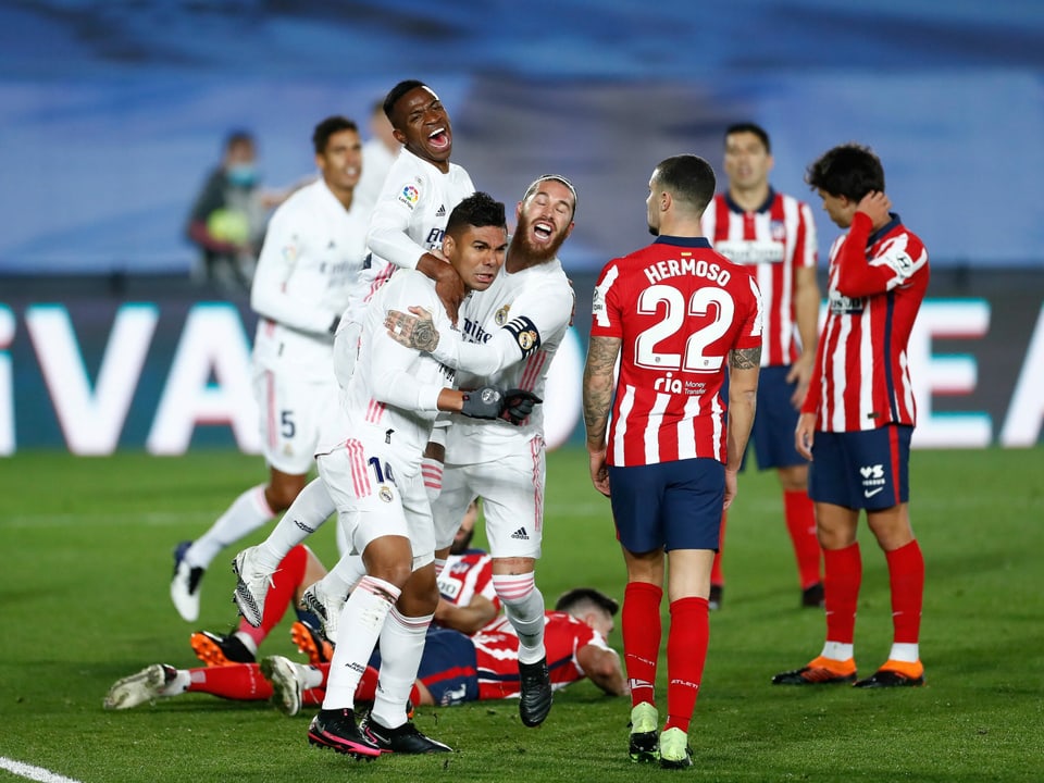 Casemiro (links) und Sergio Ramos feiern das 1:0 im Stadtderby.