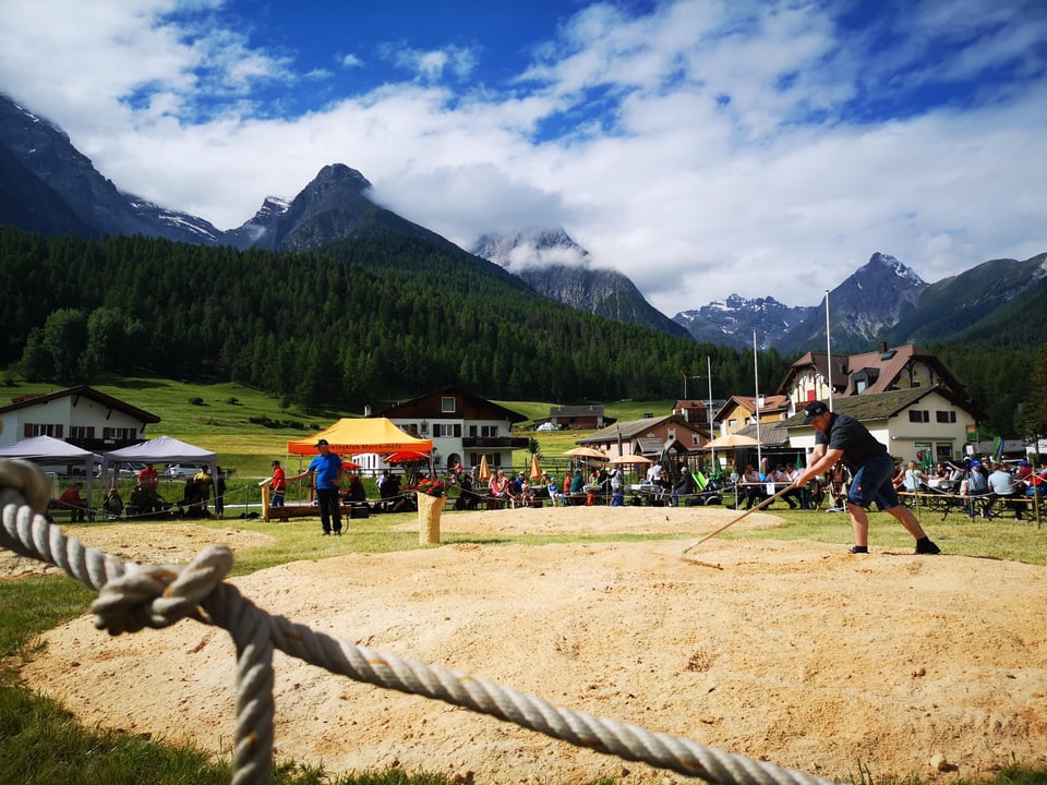 Vorbereitungen des Schwingfests in Tarasp