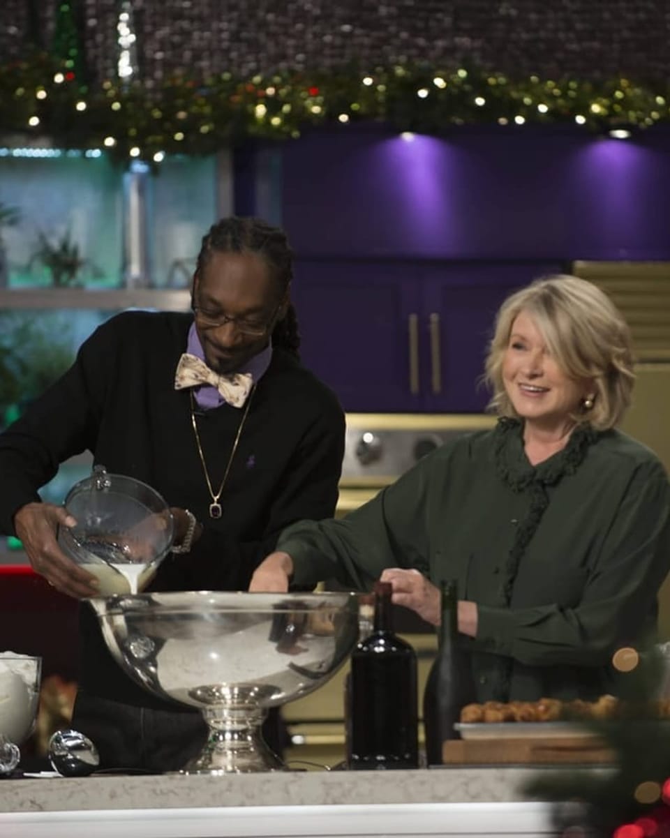 Snoop Dogg und Martha Stewart sind in der Kochsendung «The Martha Stewart Show» beim Kochen zu sehen.