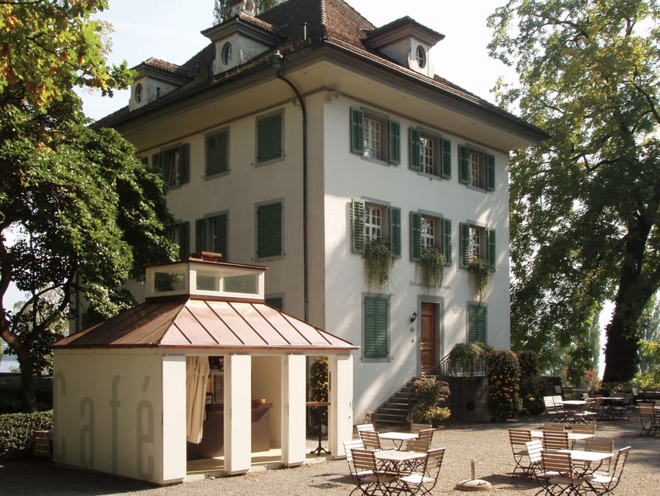 Kleiner begehbarer Holzkiosk vor einem altem Gebäude, dem Richard Wagner Museum Luzern. 