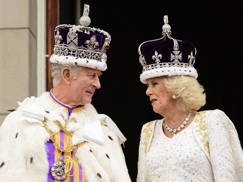 König Charles und seine Gattin Camilla, beide tragen eine Krone.