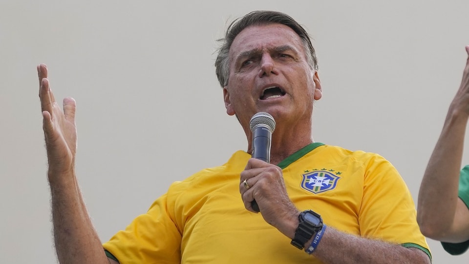 Jair Bolsonaro spricht in ein Mikrofon