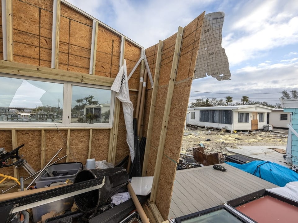 Zerstörtes Haus mit fehlendem Dach nach Sturm.