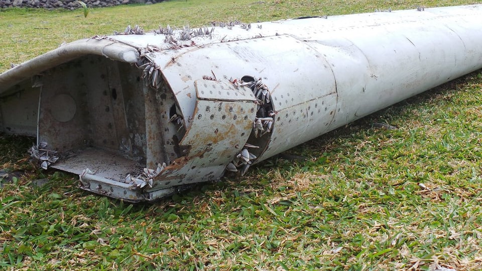 Das Wrackteil der MH370 liegt auf einer Wiese