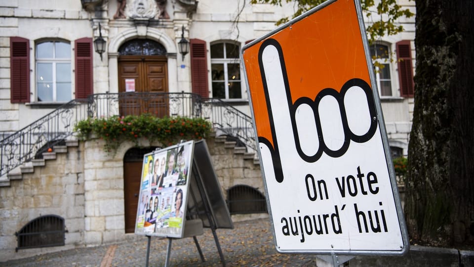 «On vote aujord'hui»-Plakat vor dem gemeindehaus in Delemont im Kanton Jura. 