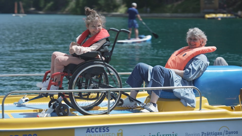 Giuvna en sutga cun rodas e dunna sin pedalo