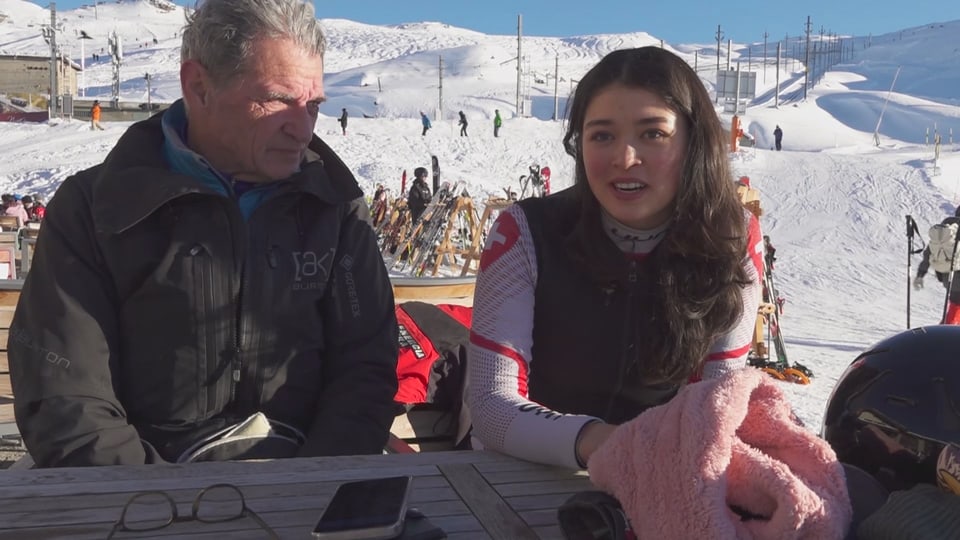 Mädchen sitzt mit ihrem Vater am Tisch