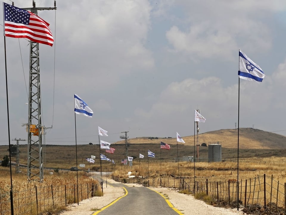 US- und Israel-Flaggen auf den Golanhöhen