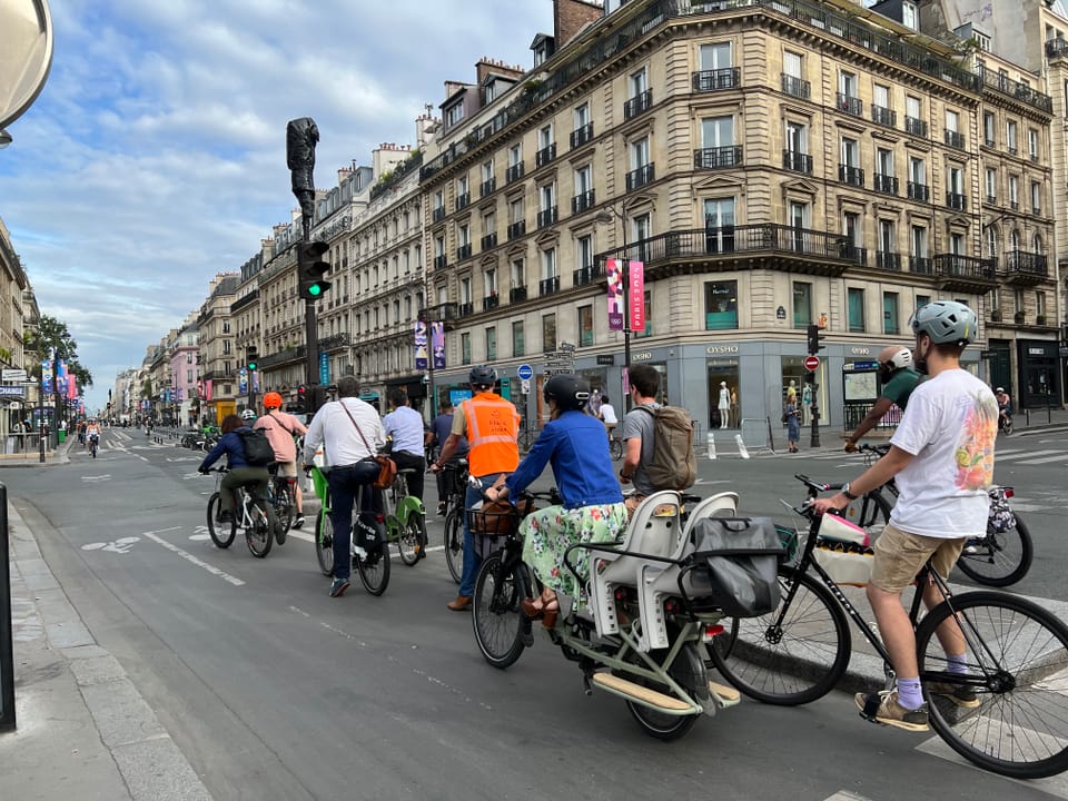 Paris 2024: Radfahrer vor einem Signal.