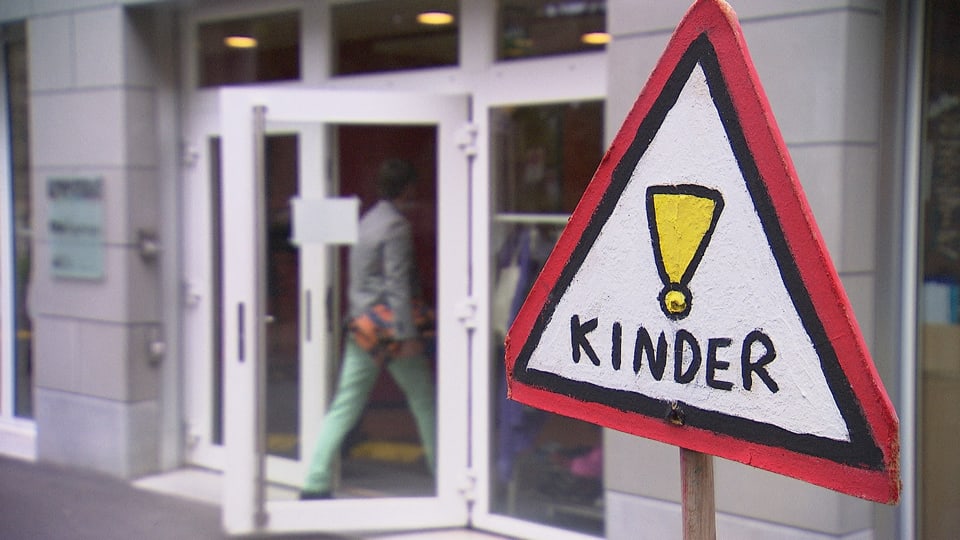 Schild, auf dem Achtung, Kinder steht.