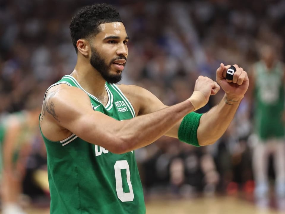 Basketballspieler der Boston Celtics auf dem Spielfeld.