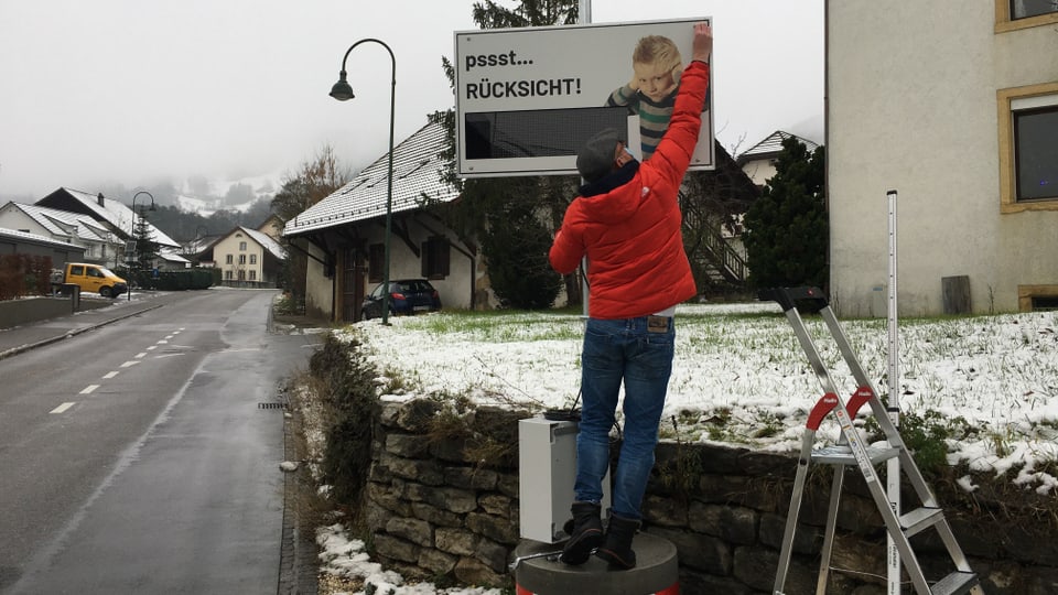 Mann installiert Lärmdisplay