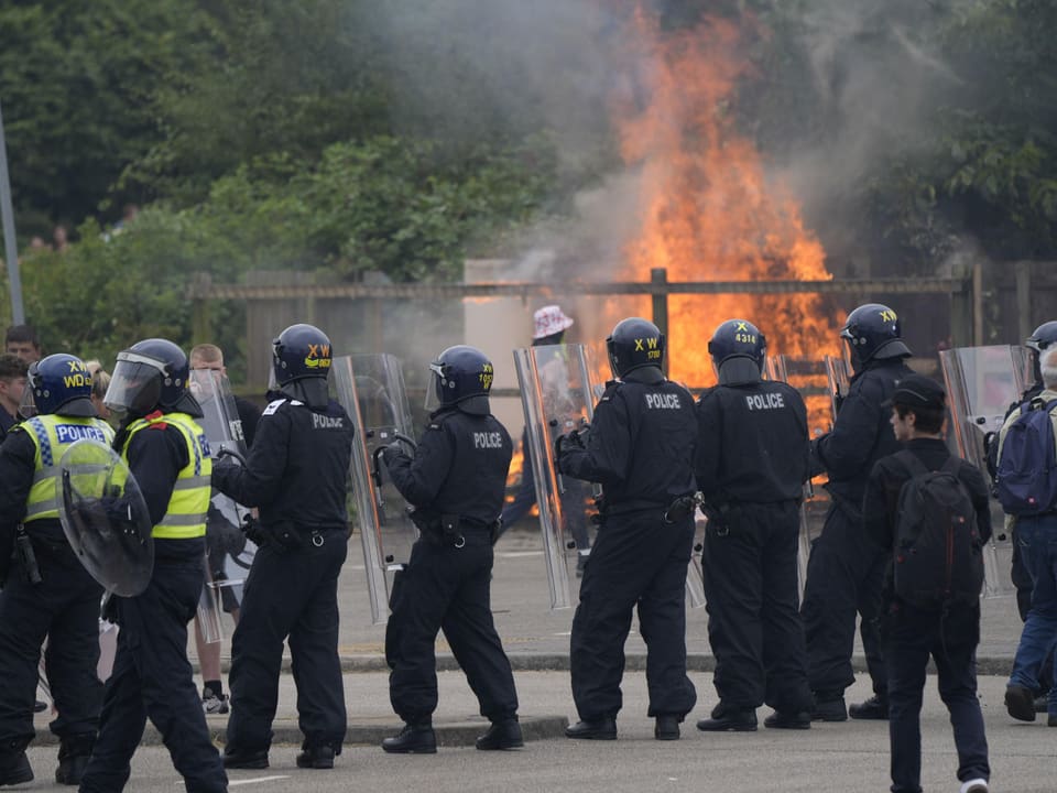 Randalierende griffen in der Stadt Rotherham eine Asylunterkunft an – das Polizeiaufgebot war gross. 