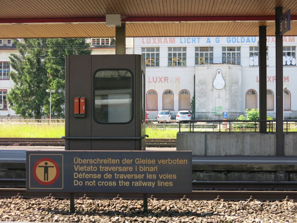 Blick vom Bahnhof zu Industriebrache.