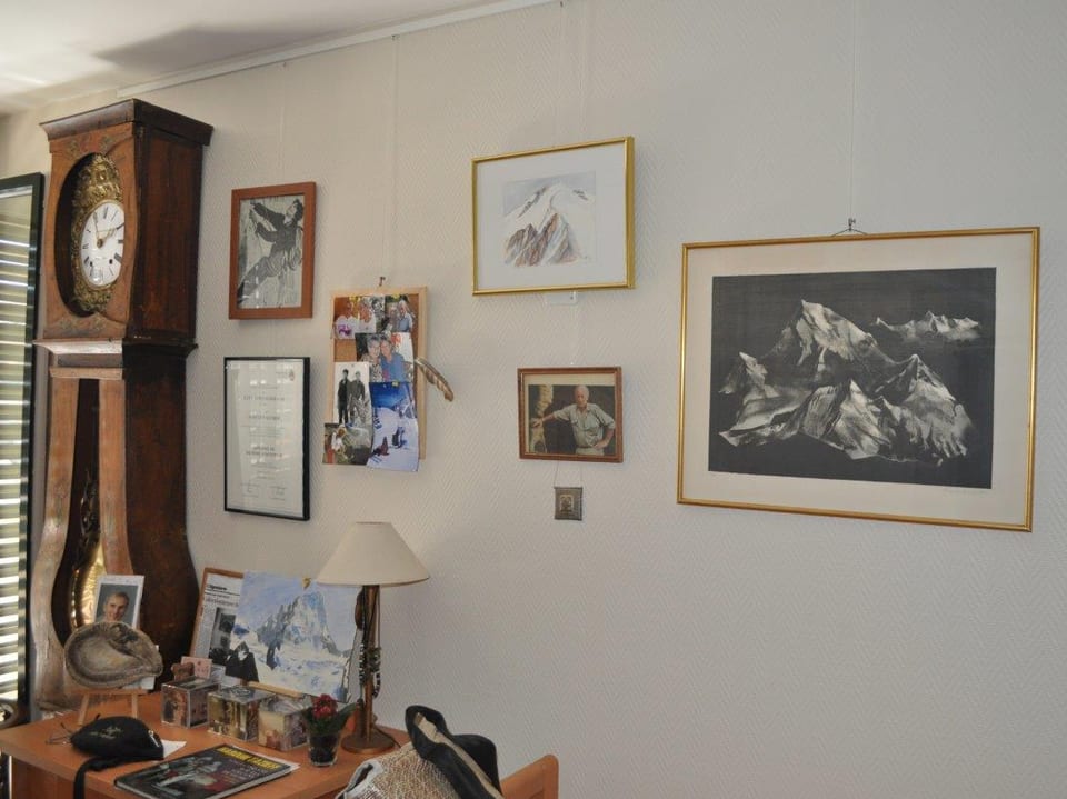 Berg- und Bergsteigerbilder an der Wand von Yvette Vauchers Zimmer