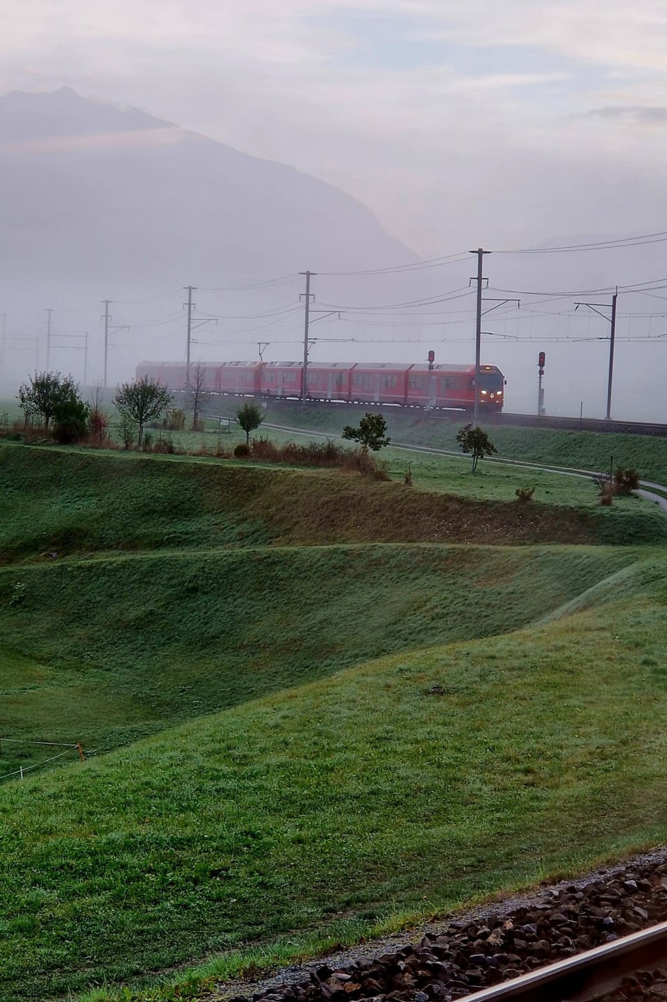 Muments: Landschaft mit der Rhätischen Bahn