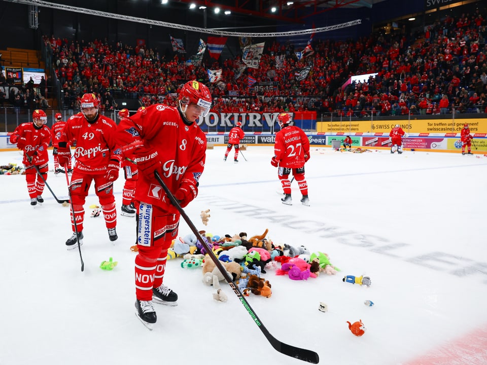 Lakers-Spieler räumen Plüschtiere vom Eis.