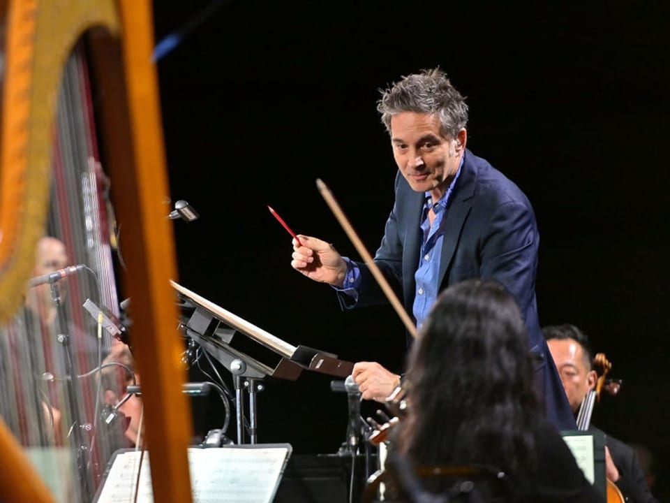 Filmkomponist Jeff Russo dirigiert ein Orchester