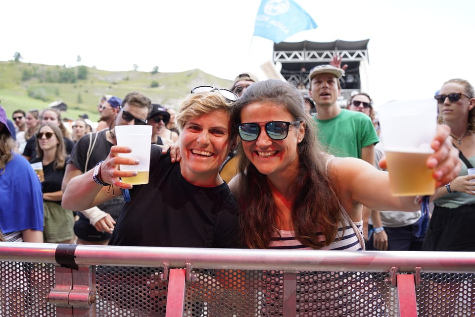 Das Publikum vor der Bühne am Open Air Lumnezia.