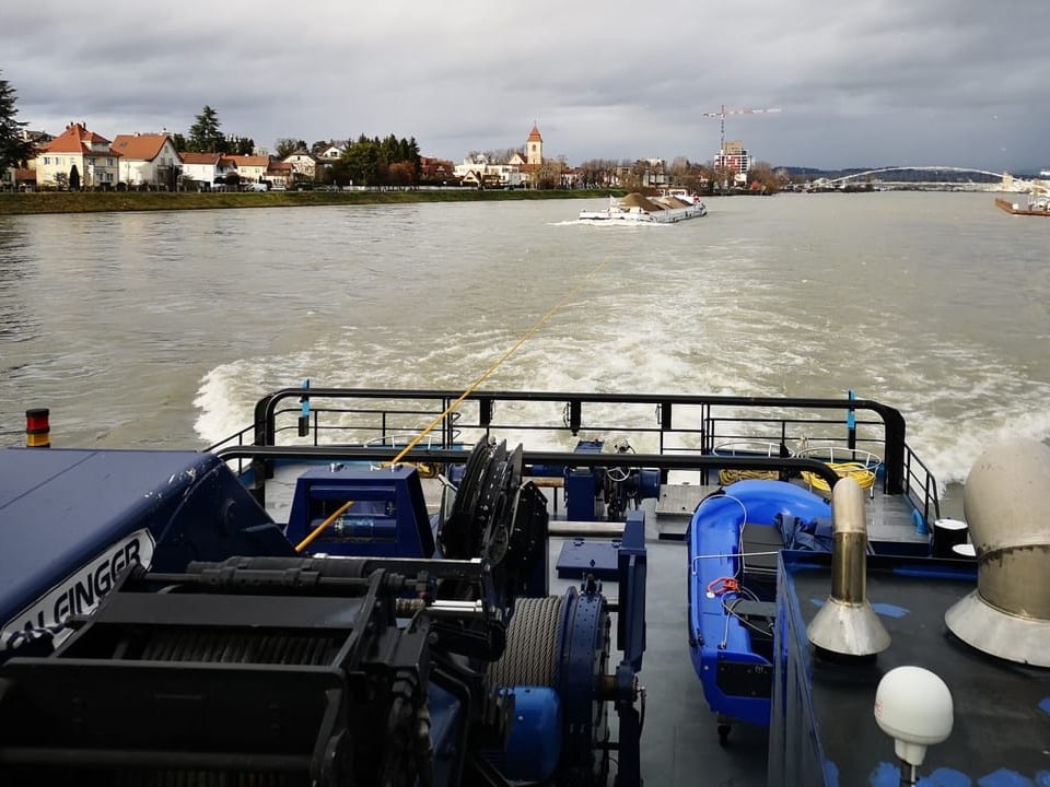 Schlepp-verbund auf dem Rhein in Basel