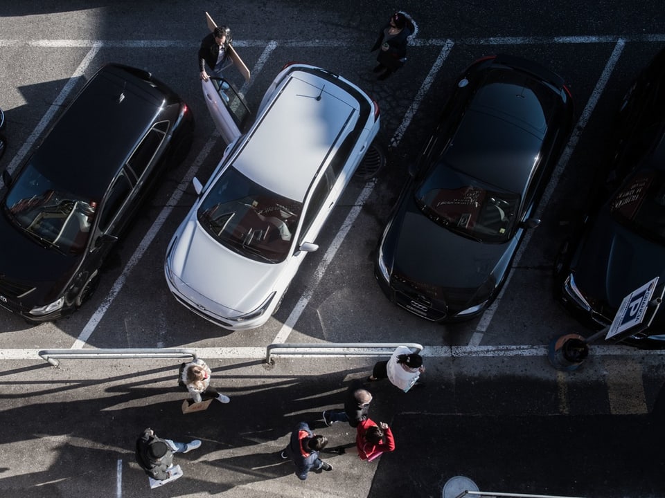 Kunden fahren mit dem Auto vor das Einkaufszentrum Serfontana in Morbio am Samstag, 16. Januar 2021