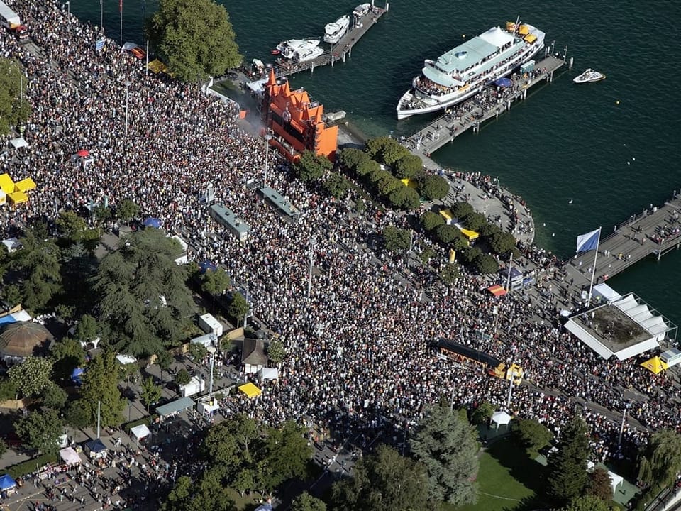 Streetparade von oben beim Zürichsee.