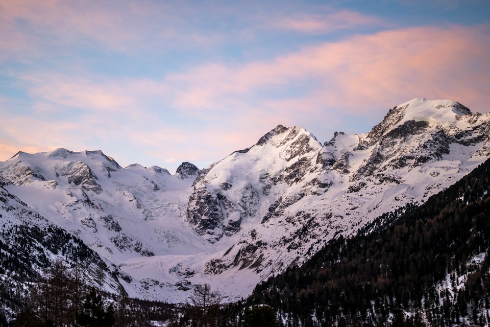 Berge Graubünden: Das Berninamassiv mit Piz Morteratsch rechts im Bild zusehen.