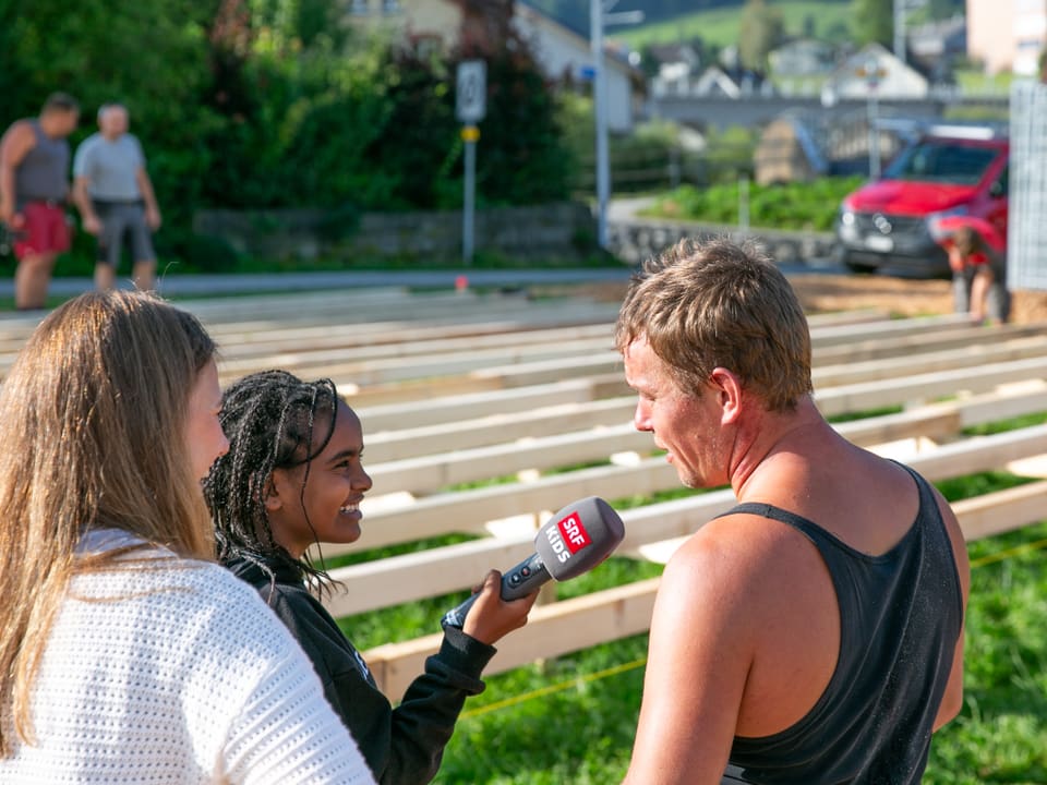 Ein Bauarbeiter spricht ins SRF Kids Mikrofon. 