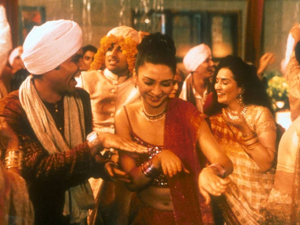 Tanzszene aus «Monsoon Wedding», bunte Kleider, viel Schmuck, lachende Gesichter.