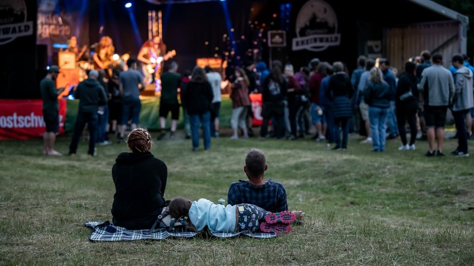 Auch mit Kids eignet sich das Open Air Rheinwald bestens. Viele Familien sind mit Kind und Pack angereist. Und mit ein wenig Distanz zu den Boxen hält sich auch die Lautstärke in Grenzen.